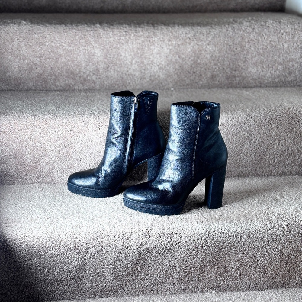 DKNY black platform lug sole ankle boots. SZ 7, 4" Heel, 0.5" platform, side zip